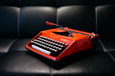 橙色电动打字机